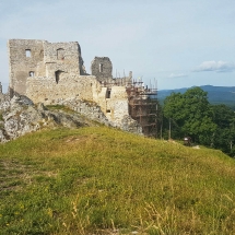 hrad-hrusov-zo-skalky-489-m