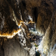 chodnik-okrajom-jaskyne