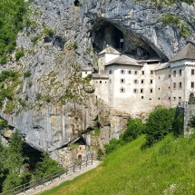 hrad-predjama-v-slovinsku