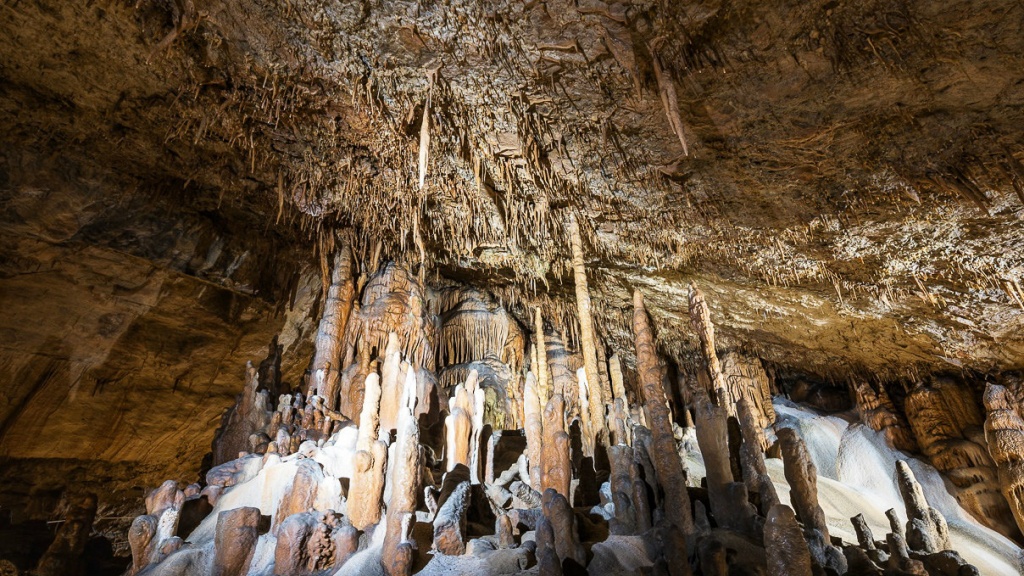 stalaktity-a-stalagnity-skocjanske-jaskyne