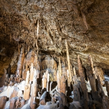 stalaktity-a-stalagnity-skocjanske-jaskyne
