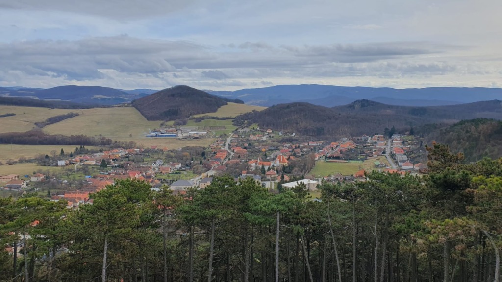Výhľad na obec Skýcov z Vápenného vrchu